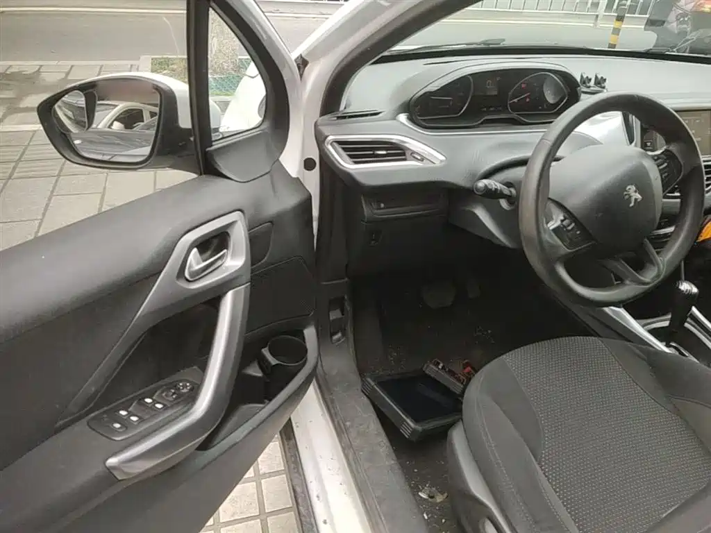 Peugeot 2008 2015 — фото 16