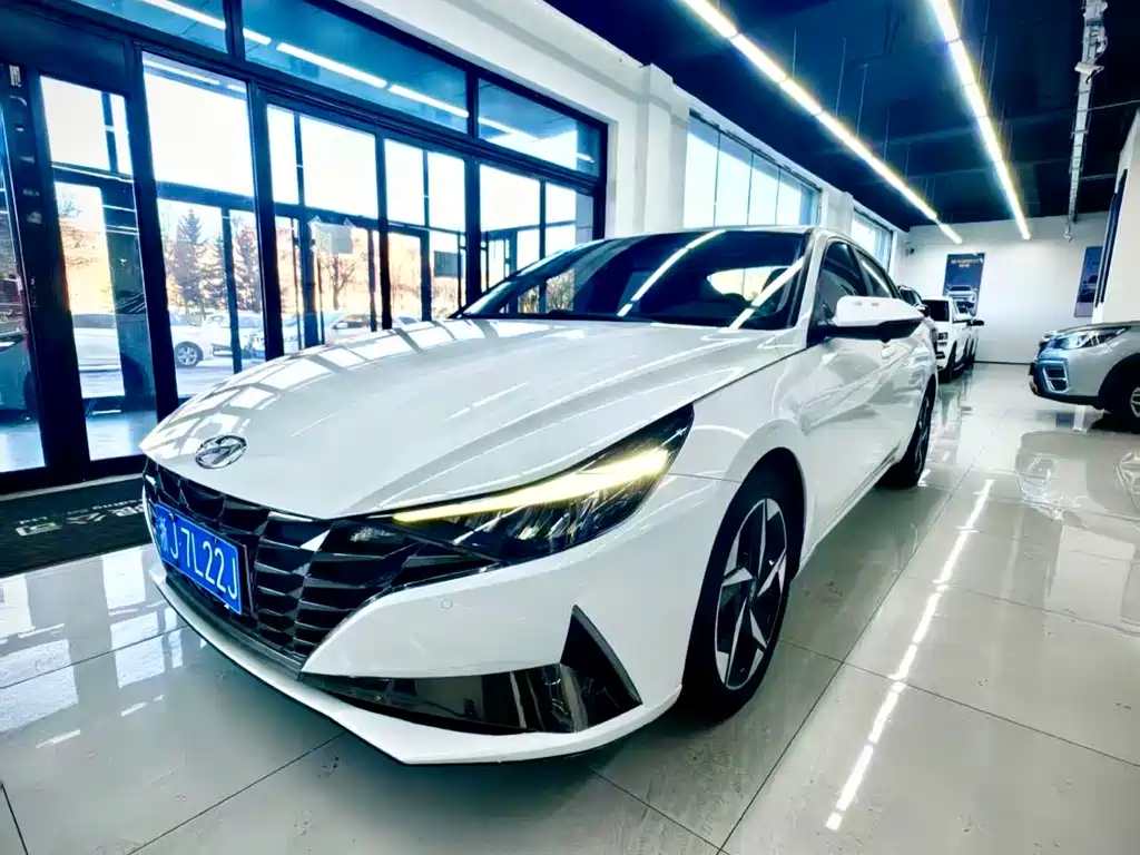 Hyundai Elantra 2021 — фото 1