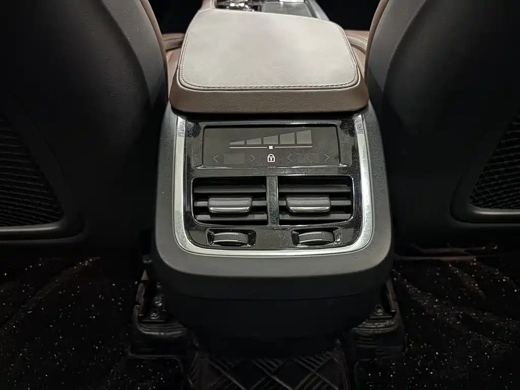 Volvo XC90 2023 — фото 19