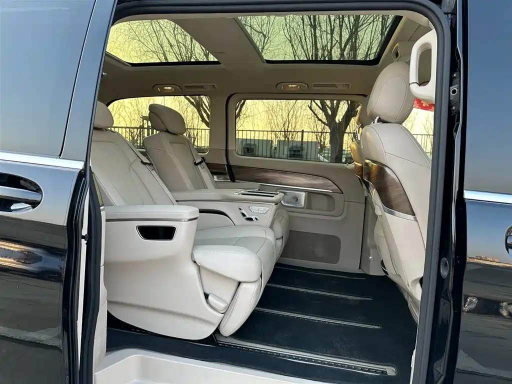 Mercedes-Benz V-Class 2023 — фото 19