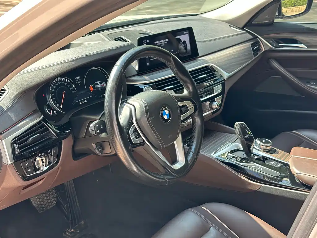 BMW 5 Series 2018 — фото 9