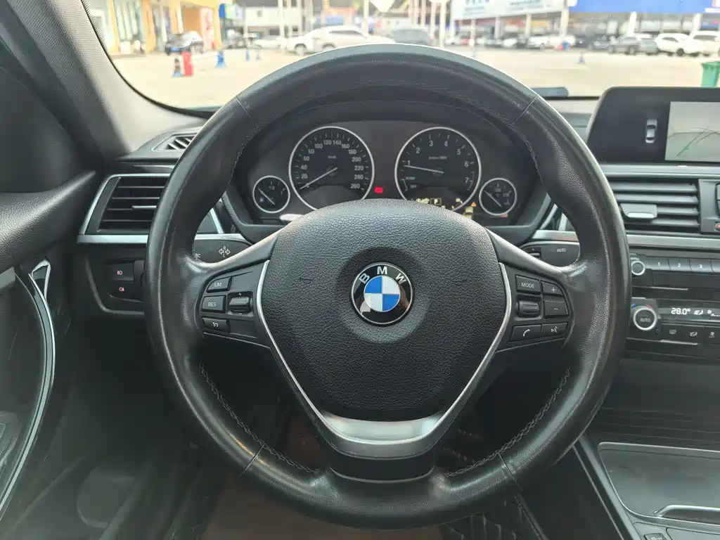 BMW 3 Series 2018 — фото 13