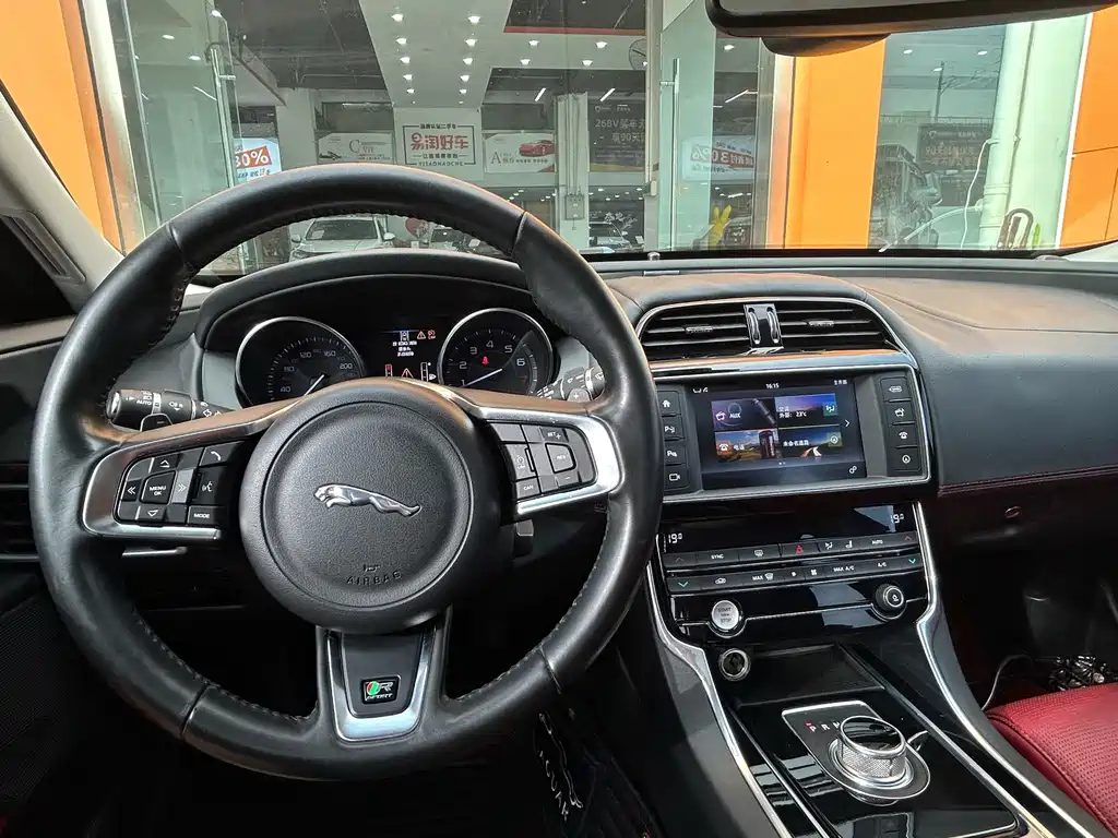 Jaguar XE 2016 — фото 20
