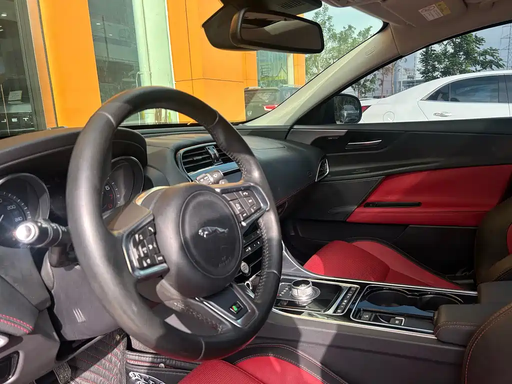 Jaguar XE 2016 — фото 28