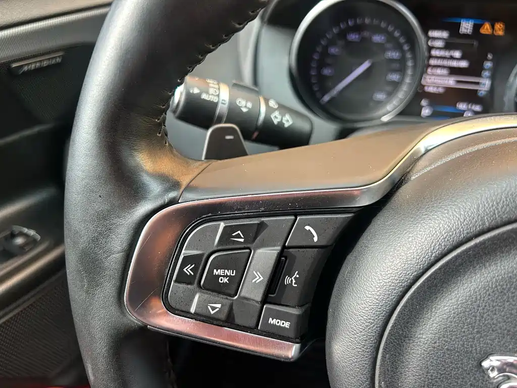 Jaguar XE 2016 — фото 26