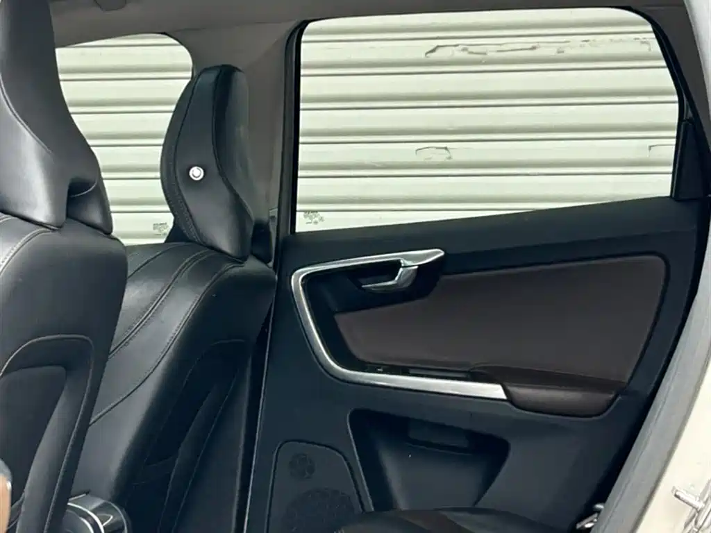 Volvo XC60 2017 — фото 13