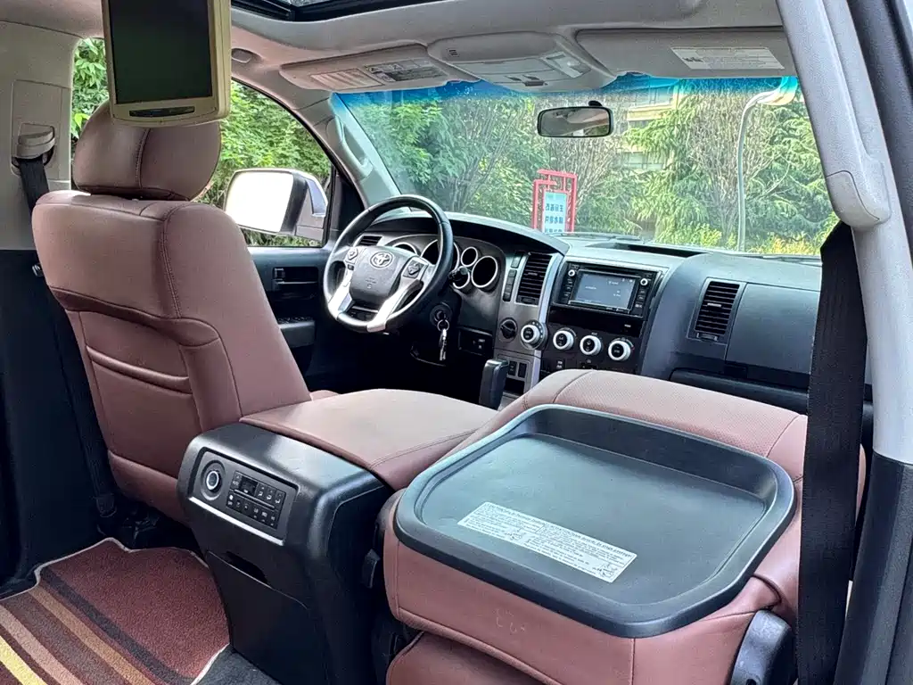 Toyota Sequoia 2016 — фото 13