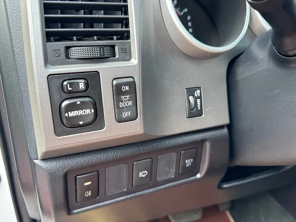 Toyota Sequoia 2016 — фото 20