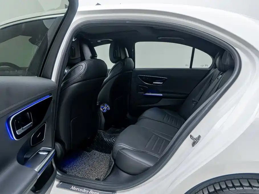 Mercedes-Benz C-Class 2024 — фото 18