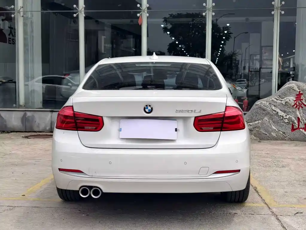 BMW 3 Series 2018 — фото 16