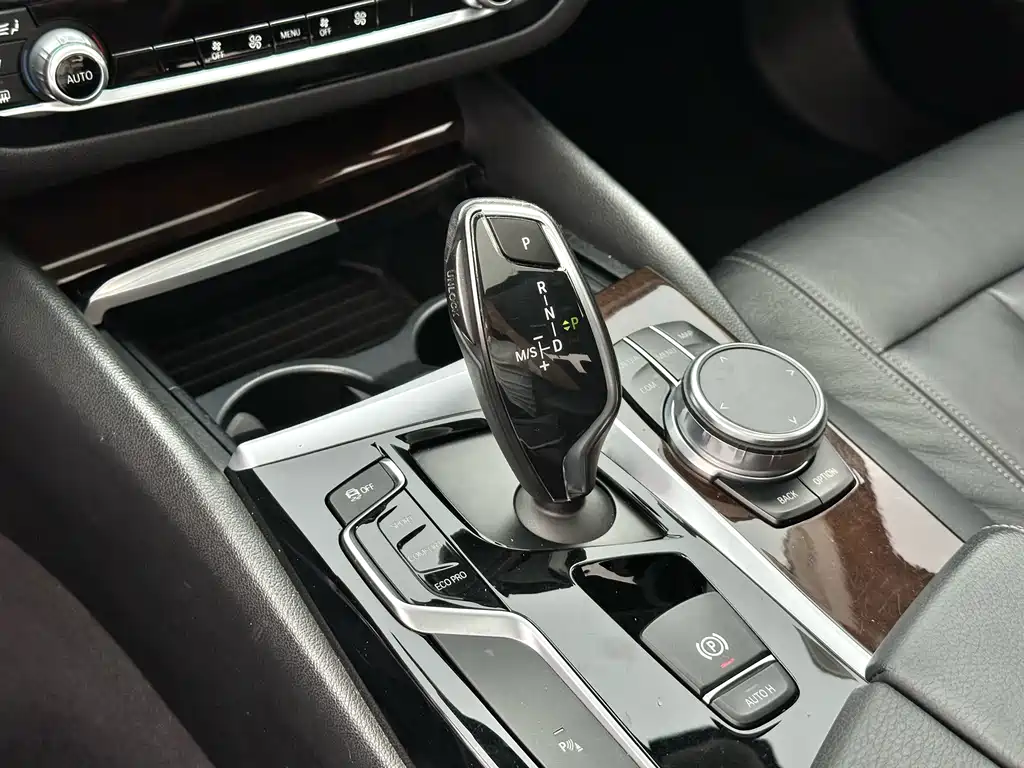 BMW 5 Series 2018 — фото 16