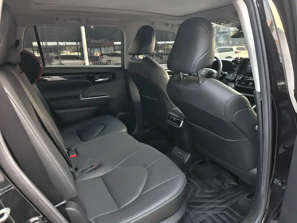 Toyota Highlander 2023 — фото 10