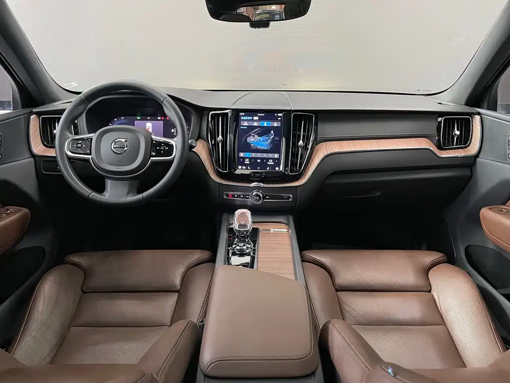 Volvo XC60 2022 — фото 11