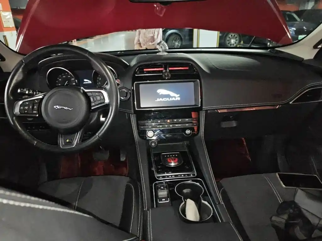 Jaguar F-PACE 2017 — фото 13