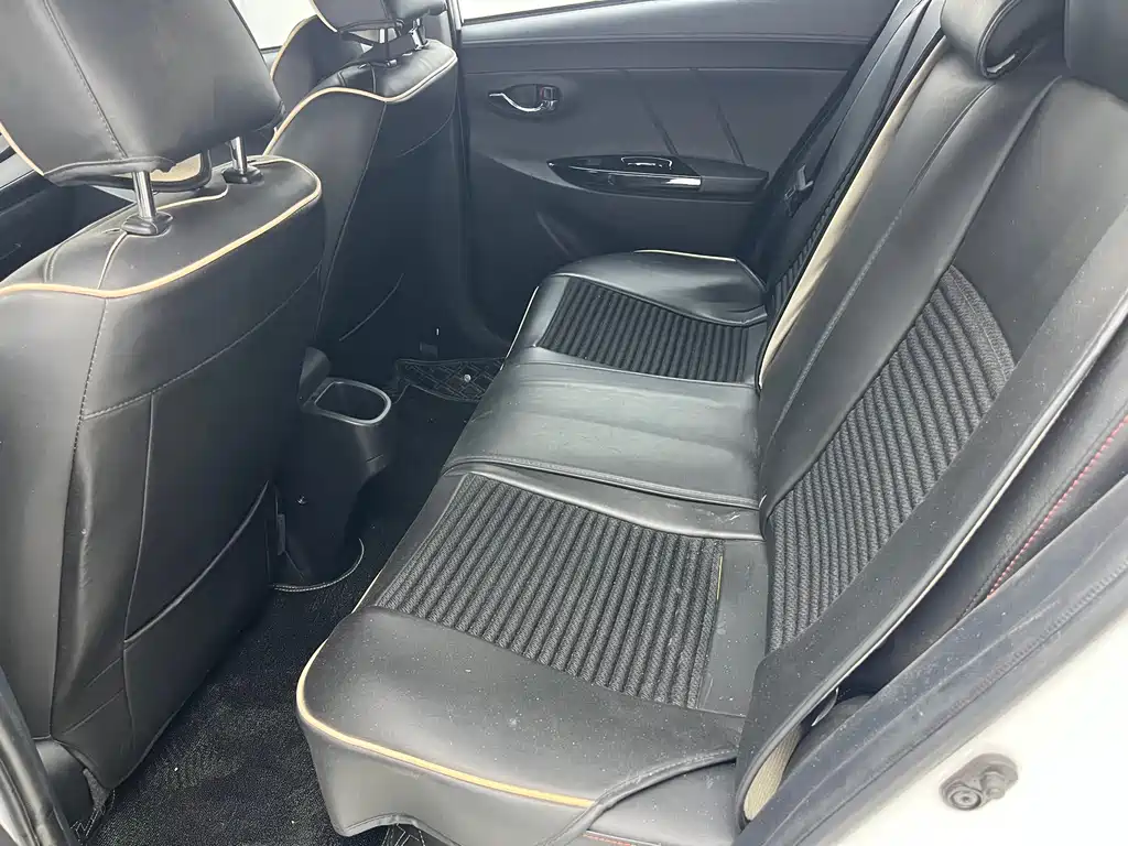 Toyota Yaris L 2022 — фото 9