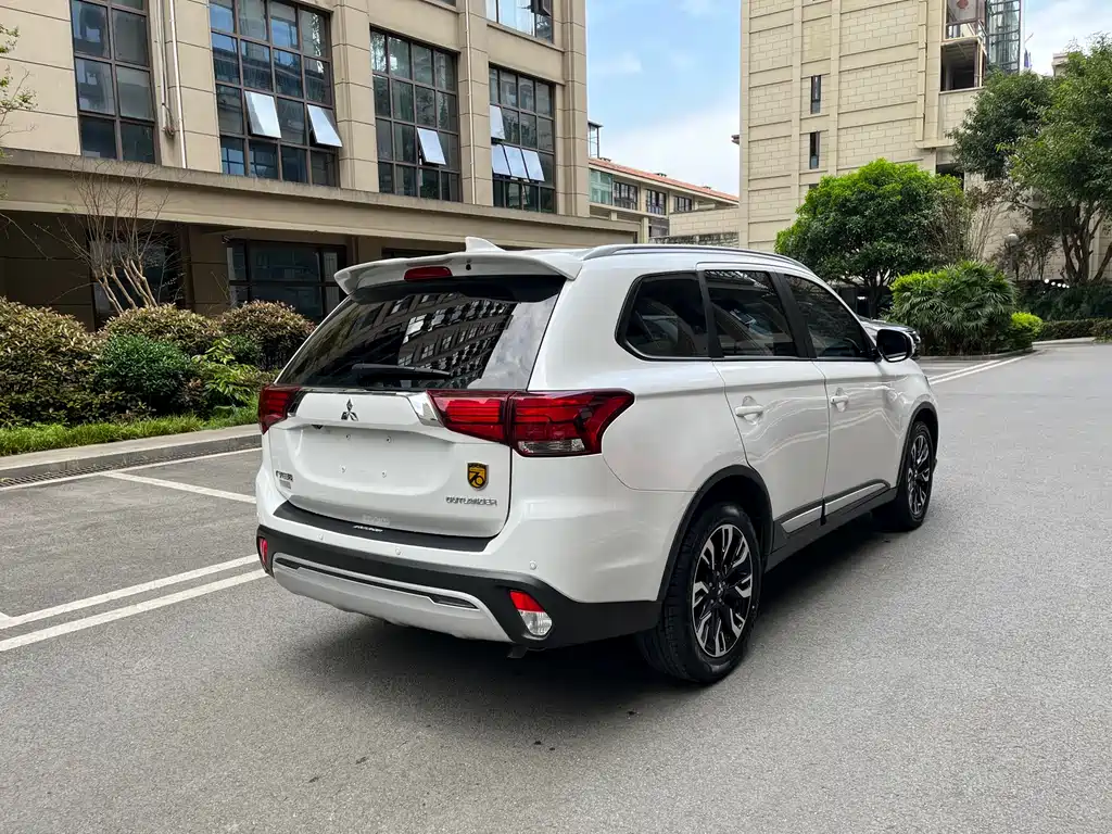 Mitsubishi Outlander 2019 — фото 4