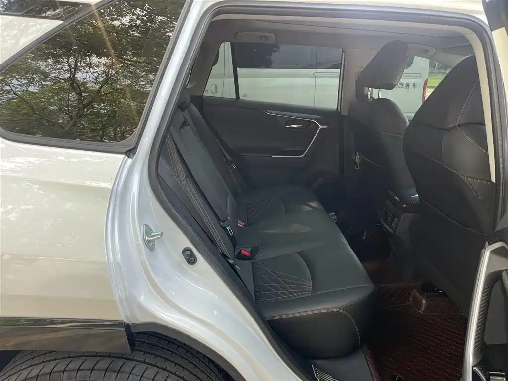 Toyota RAV4 2025 — фото 13