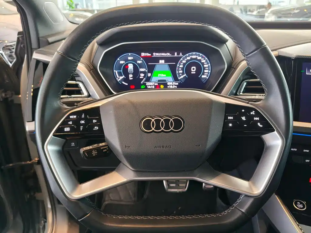 Audi Q4 e-tron 2025 — фото 12