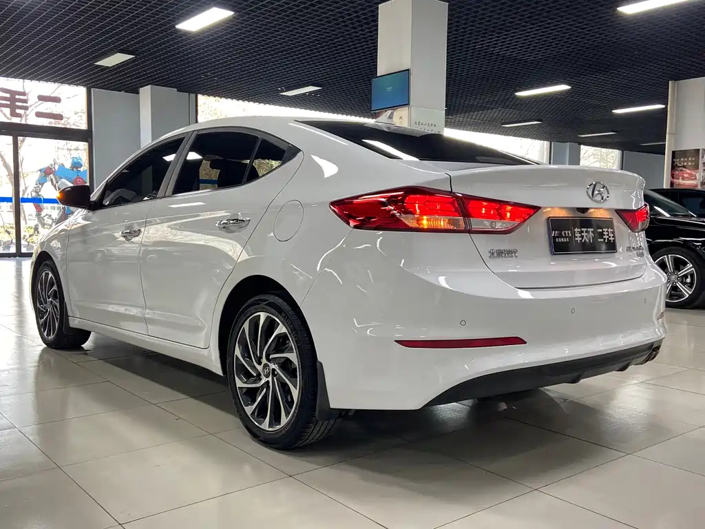Hyundai Elantra 2020 — фото 4