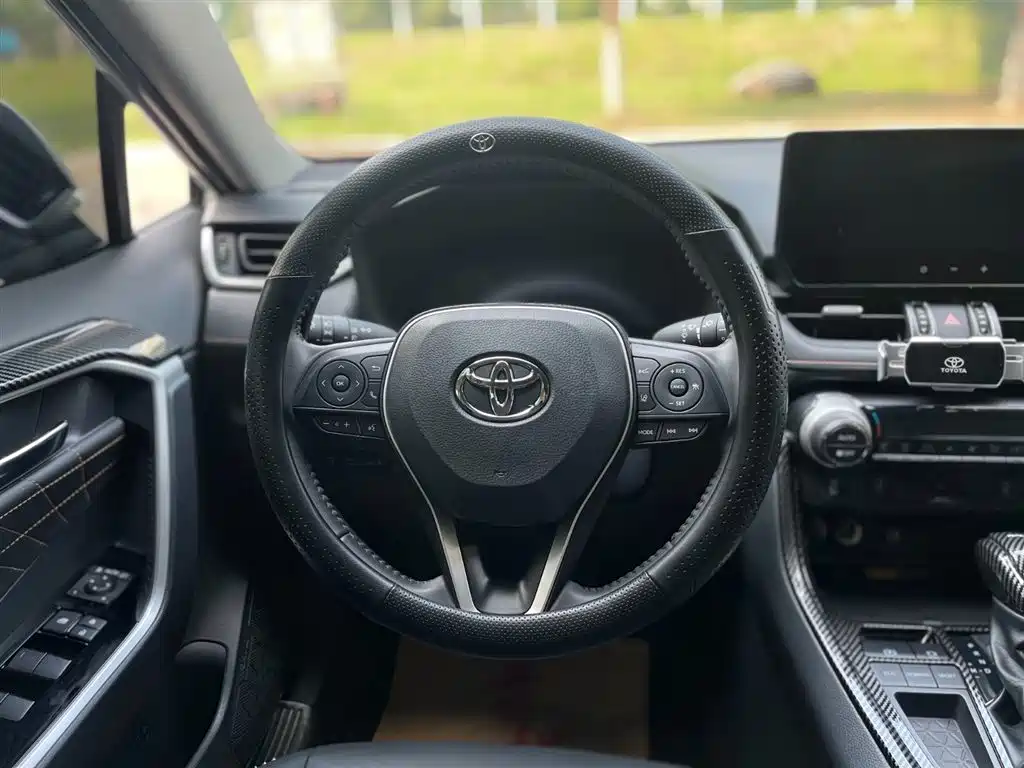 Toyota RAV4 2025 — фото 18
