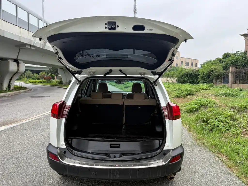 Toyota RAV4 2016 — фото 16