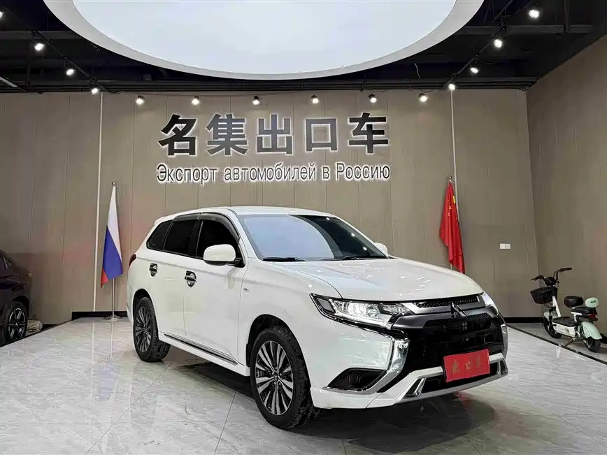 Mitsubishi Outlander 2022 — фото 3