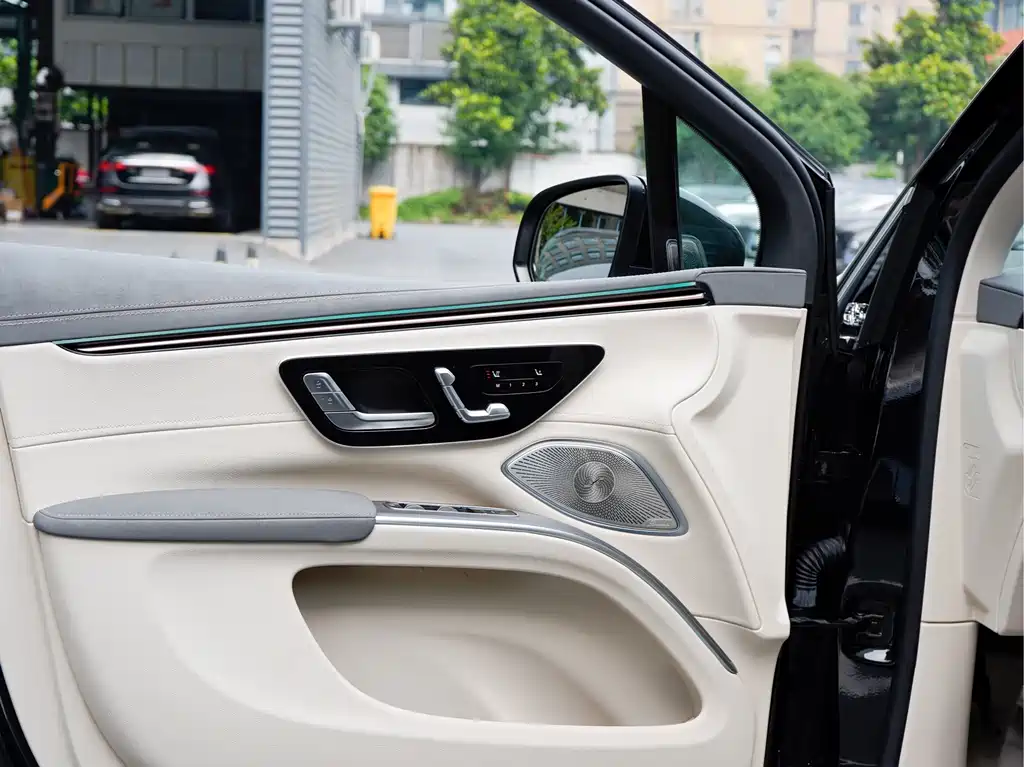 Mercedes-Benz EQS SUV 2024 — фото 19