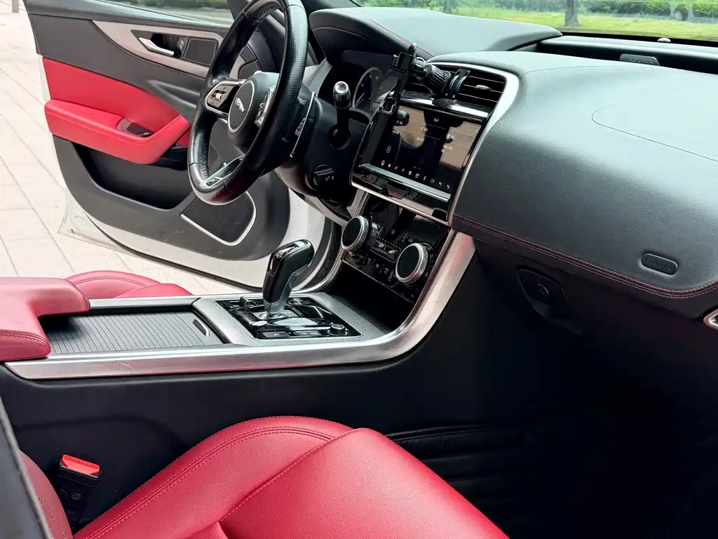Jaguar XEL 2020 — фото 10