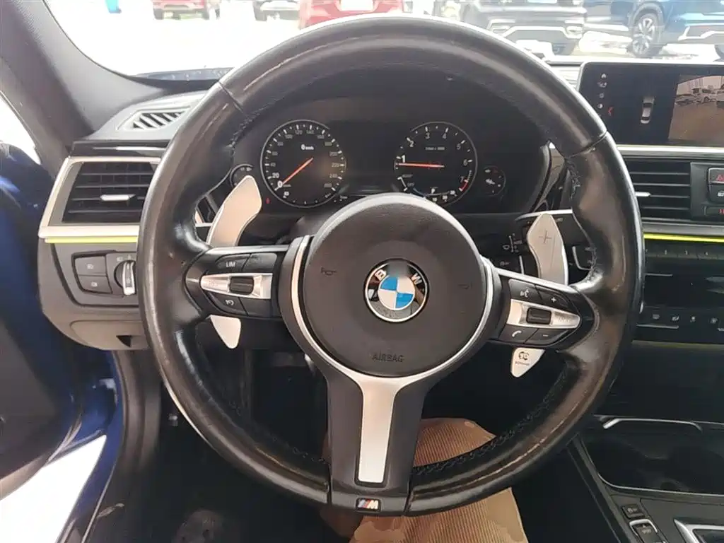 BMW 3 Series 2018 — фото 11