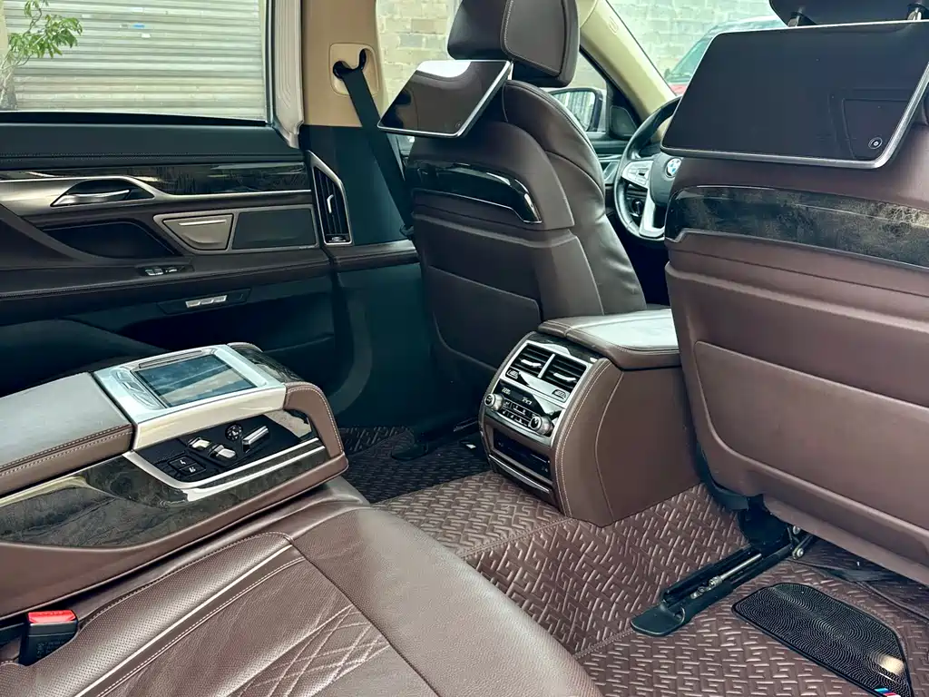 BMW 7 Series 2017 — фото 11