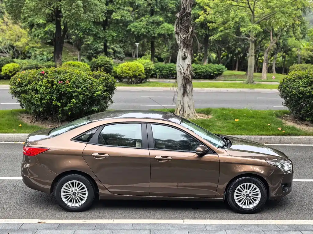 Ford Escort 2015 — фото 20