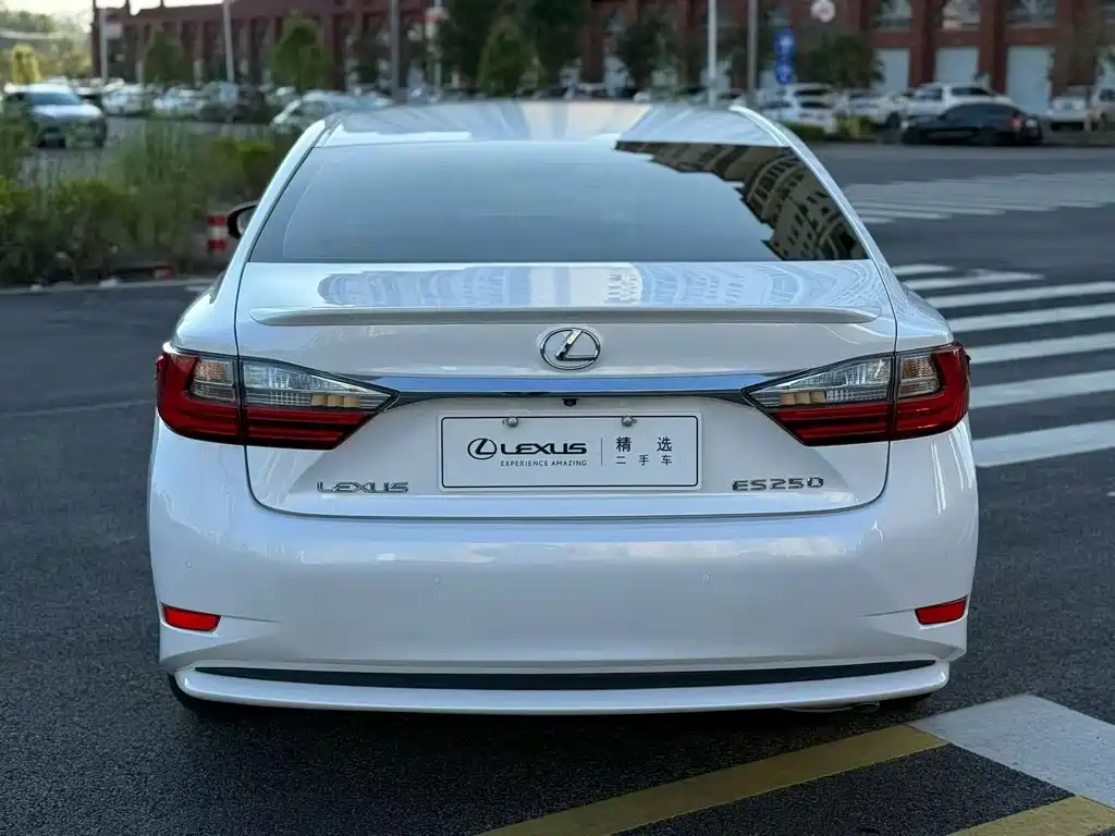 Lexus ES 2018 — фото 8
