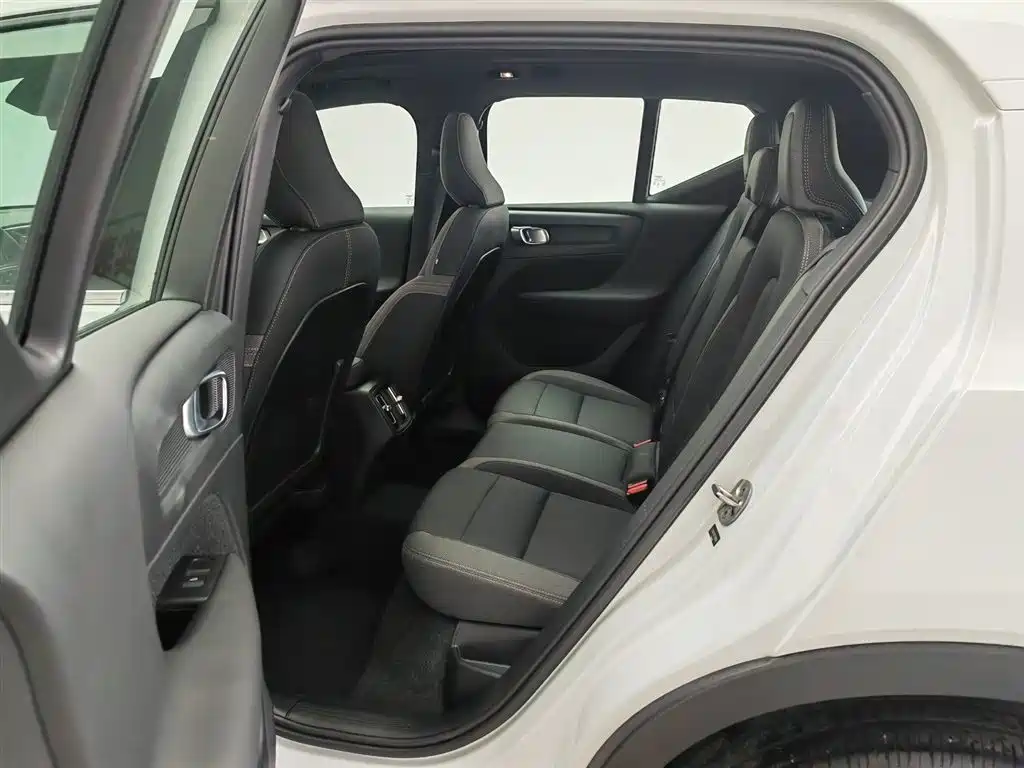 Volvo XC40 2023 — фото 15