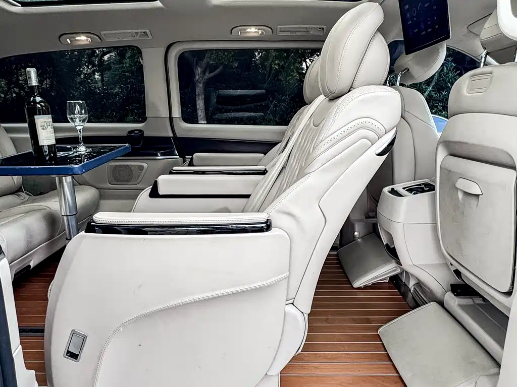 Mercedes-Benz V-Class 2021 — фото 30