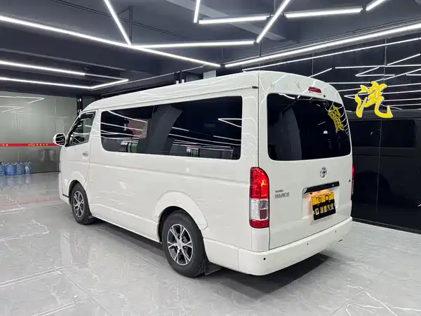Toyota HIACE 2011
