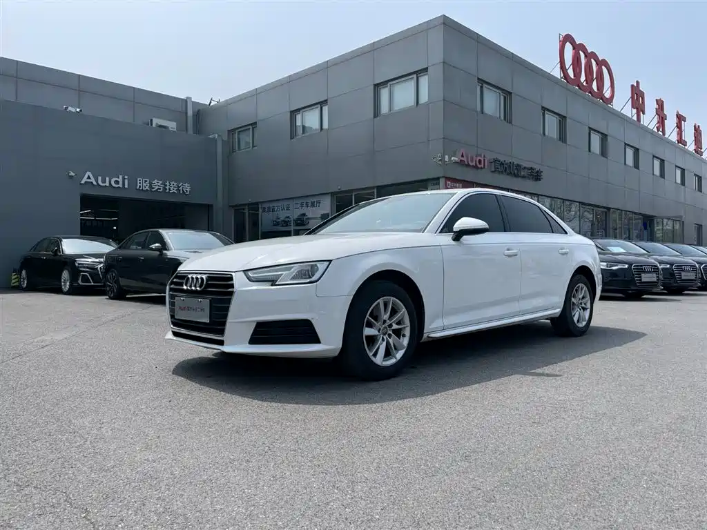 Audi A4L 2017 — фото 1