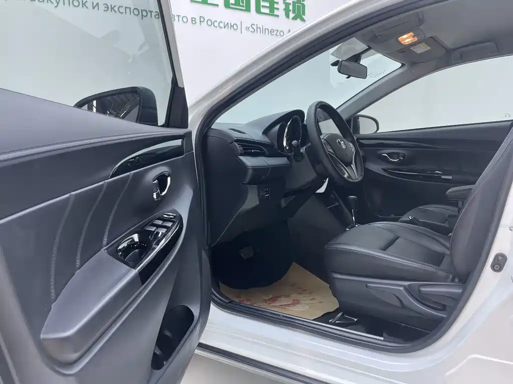 Toyota Yaris L 2023 — фото 20