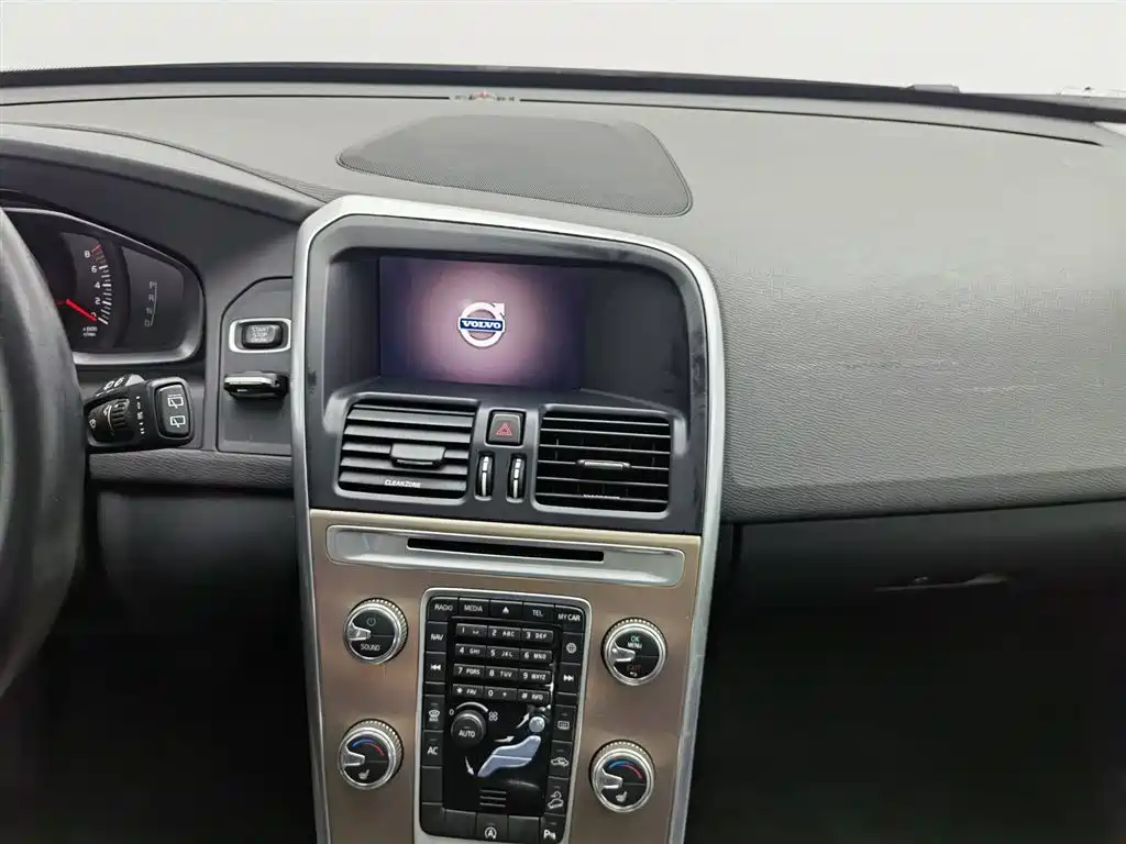 Volvo XC60 2017 — фото 12