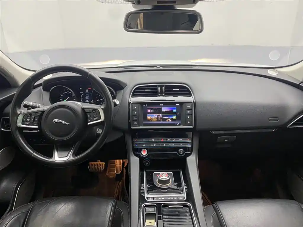 Jaguar F-PACE 2017 — фото 13