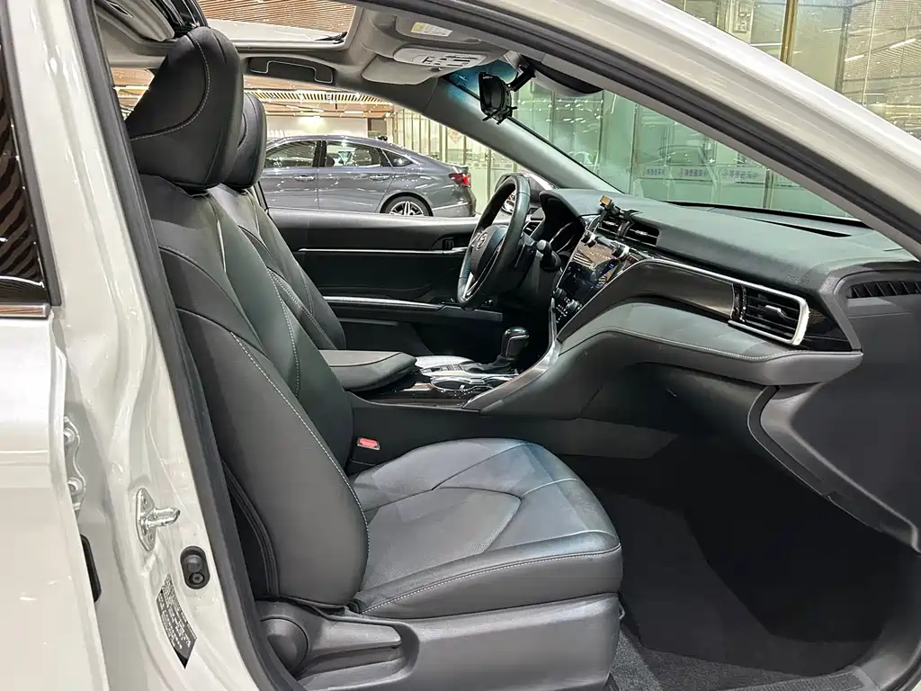 Toyota Camry 2021 — фото 11