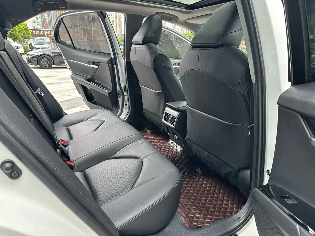 Toyota Camry 2022 — фото 11