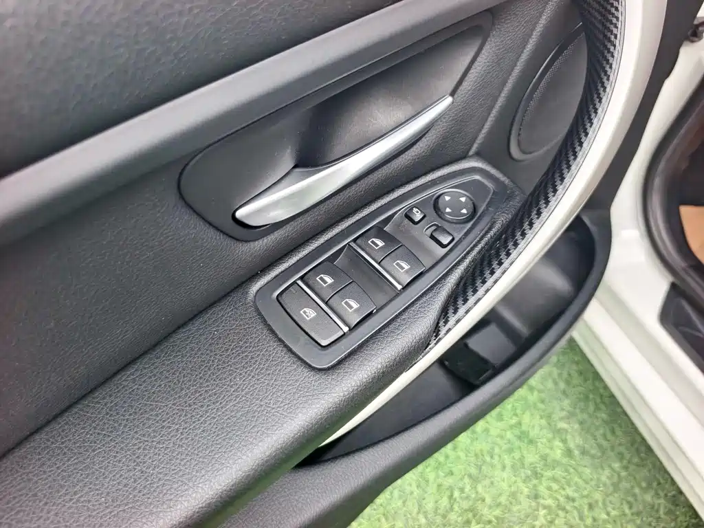 BMW 3 Series 2015 — фото 11