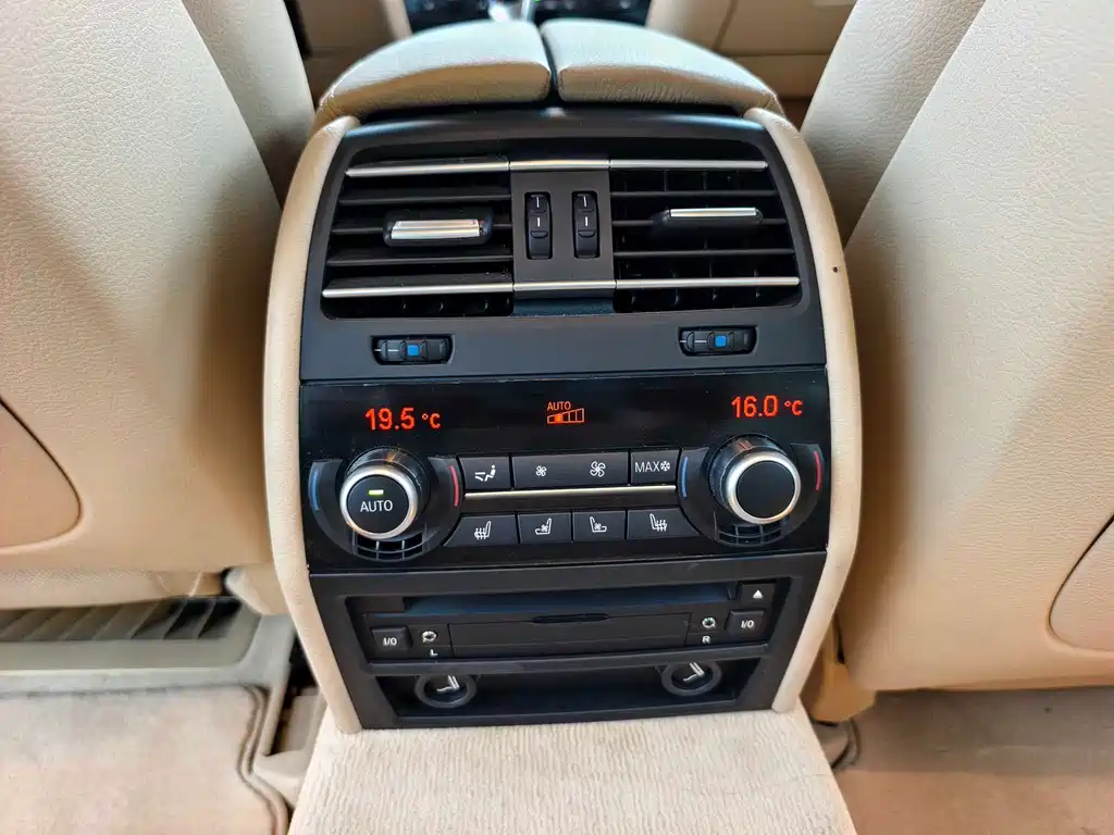 BMW 7 Series 2011 — фото 14