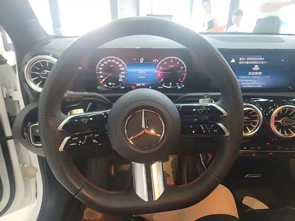 Mercedes-Benz A-Class 2024 — фото 11