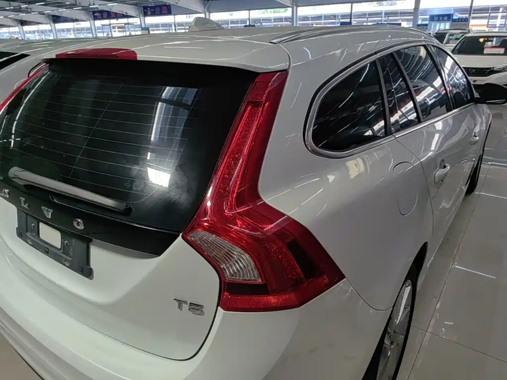 Volvo V60 2015 — фото 8