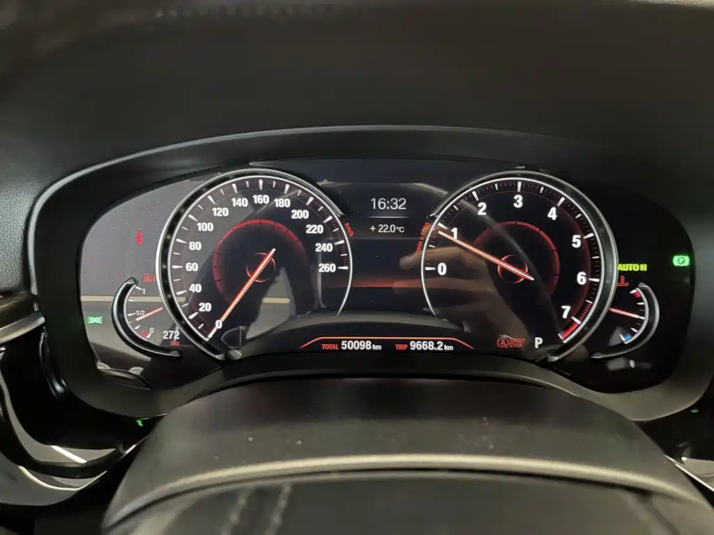 BMW 5 Series 2018 — фото 14