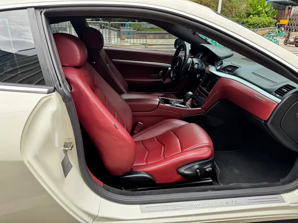 Maserati GranTurismo 2016 — фото 11