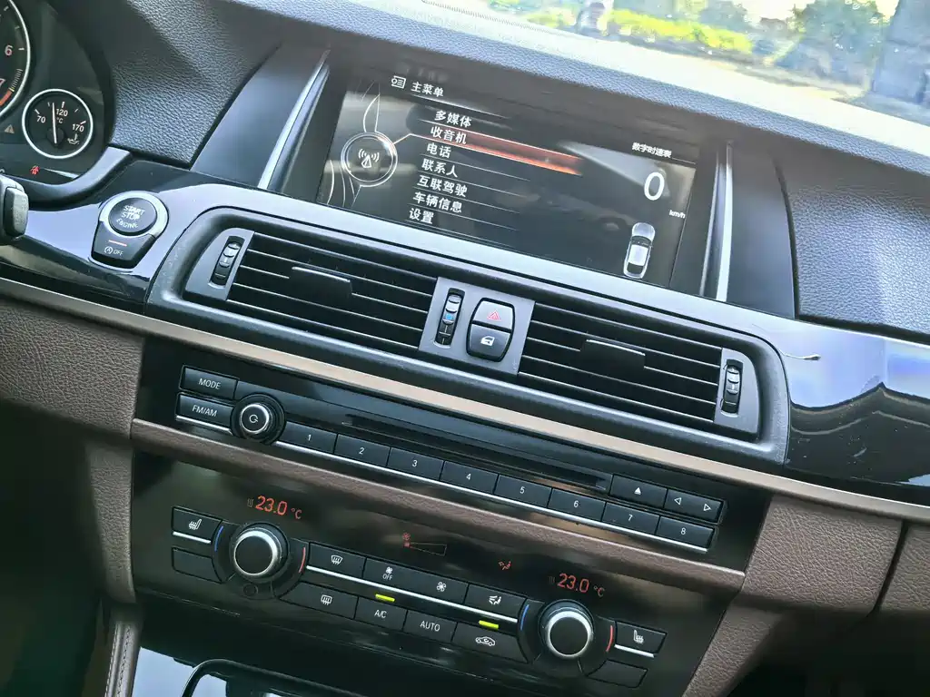 BMW 5 Series 2017 — фото 9