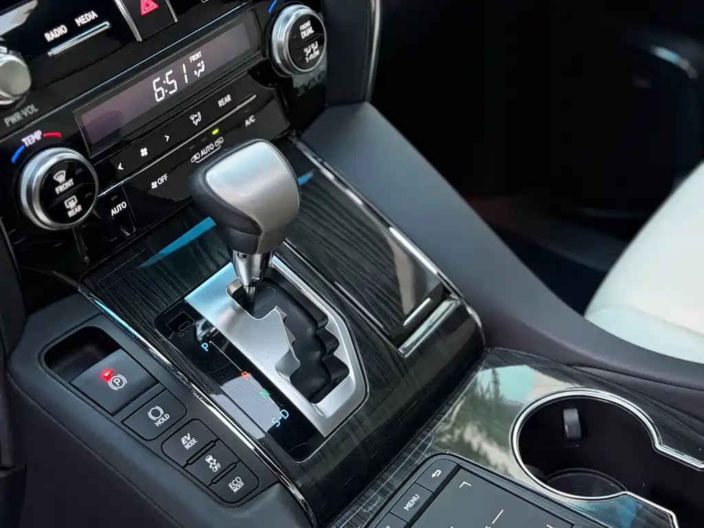 Lexus LM 2022 — фото 19
