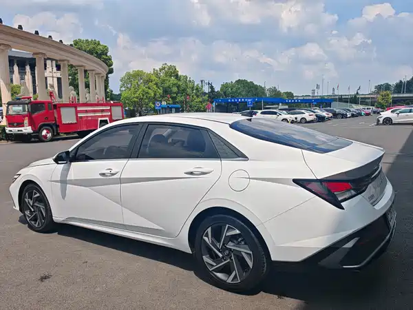 Hyundai Elantra 2024
